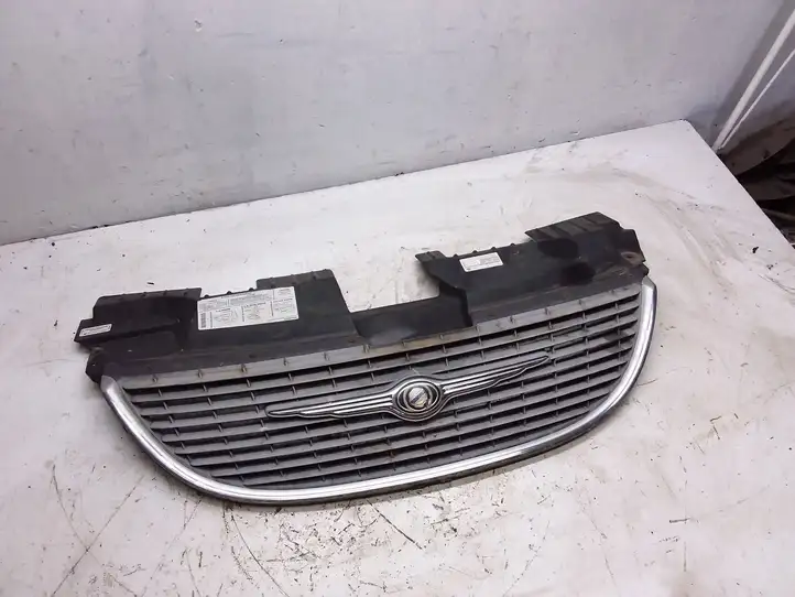 Chrysler Voyager (2001 - 2004) 4857522AA Верхняя решетка радиатора — фото 2