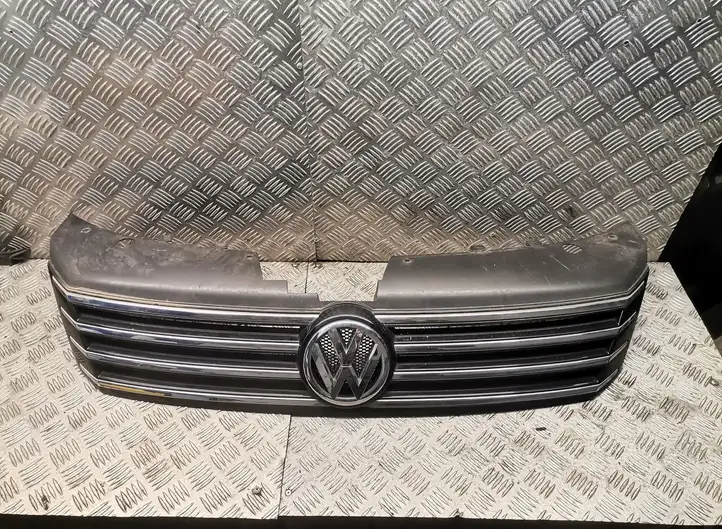 Volkswagen PASSAT B7 (2011 - 2014) Верхняя решетка радиатора — фото 1