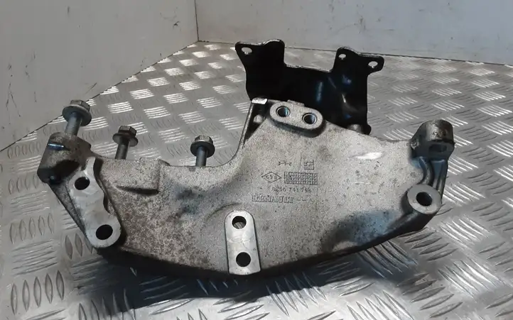 Renault Latitude (L70) (2010 - 2014) 8200741758 Кронштейн двигателя — фото 1