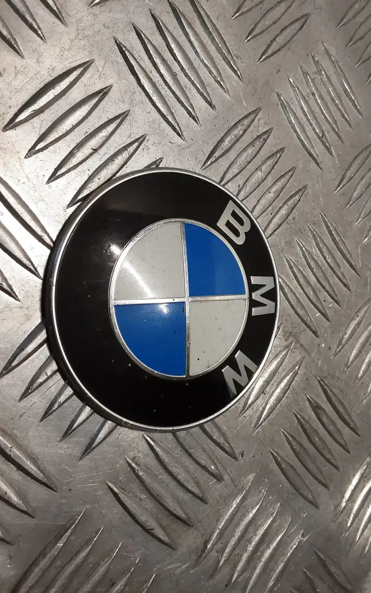 BMW 3 F30 F35 F31 (2012 - 2018) 7288752 Эмблема автомобиля — фото 1
