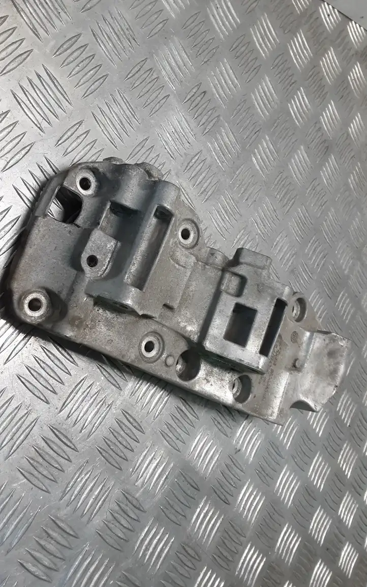 BMW 3 F30 F35 F31 (2012 - 2018) 8506863 Кронштейн генератора — фото 1
