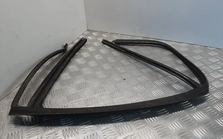 BMW 1 F20 F21 (2011 - 2019) 7240839 Уплотнитель стекла задней двери — фото 2