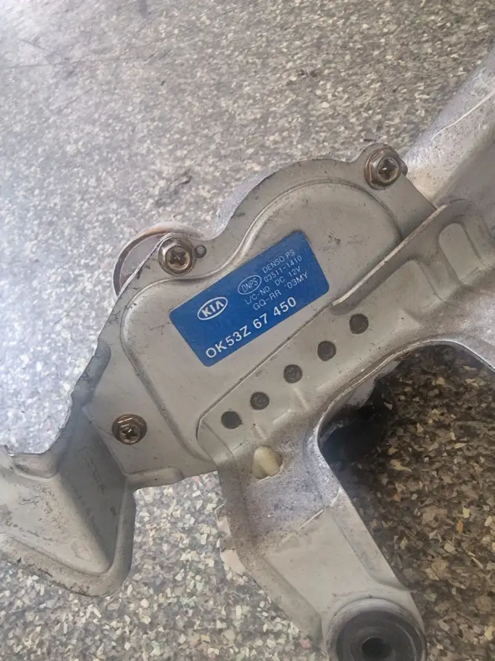 Kia Carnival (2002 - 2006) Двигатель стеклоочистителя заднего стекла — фото 2