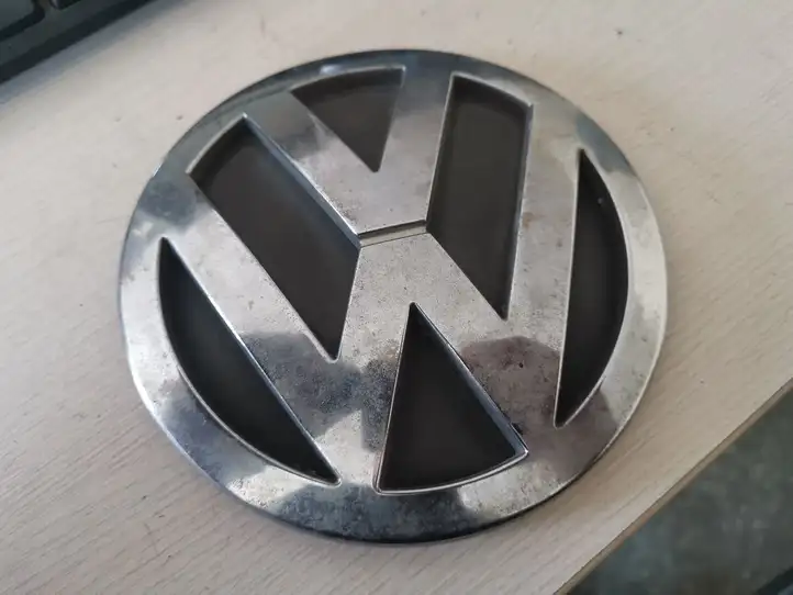 Volkswagen Touareg I (2002 - 2010) 7L6853630 Эмблема производителя — фото 1