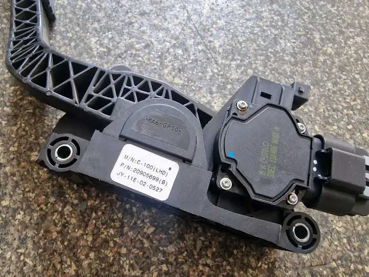 Chevrolet Captiva (2006 - 2011) 20905699 Педаль акселератора — фото 2