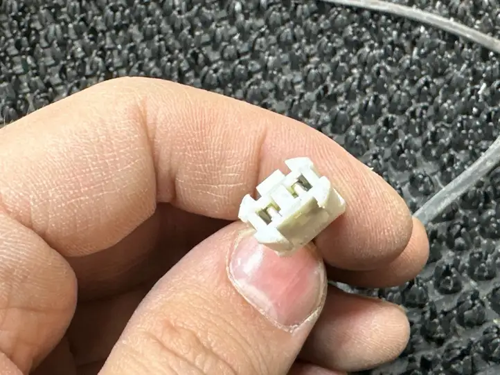 Mitsubishi Outlander (2018 - 2021) Датчик открытия багажника — фото 2