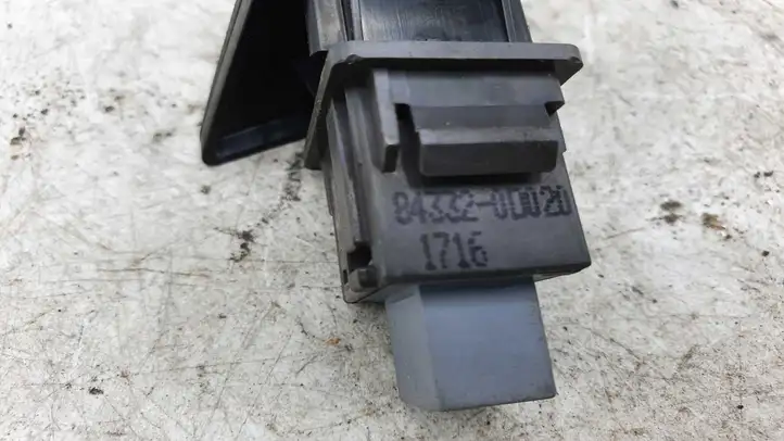 Toyota Yaris (2005 - 2009) 843320D020 Включатель аварийных фонарей — фото 3