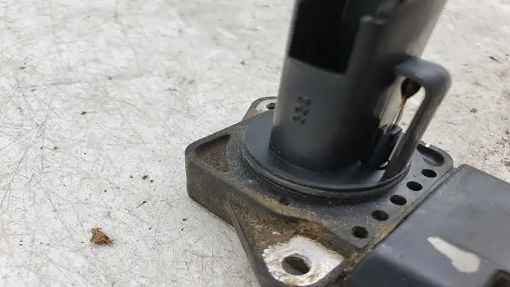 Toyota Yaris (2005 - 2009) 2220433010 Датчик массового расхода воздуха — фото 3