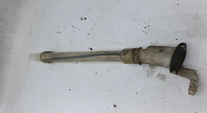 Toyota Avensis Verso (2001 - 2004) 001102 Горловина бачка омывателя — фото 1