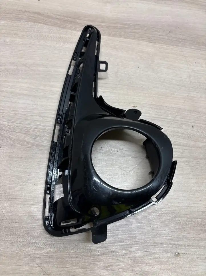 Toyota Yaris (2014 - 2019) 814810d360 Решетка противотуманной фары — фото 1
