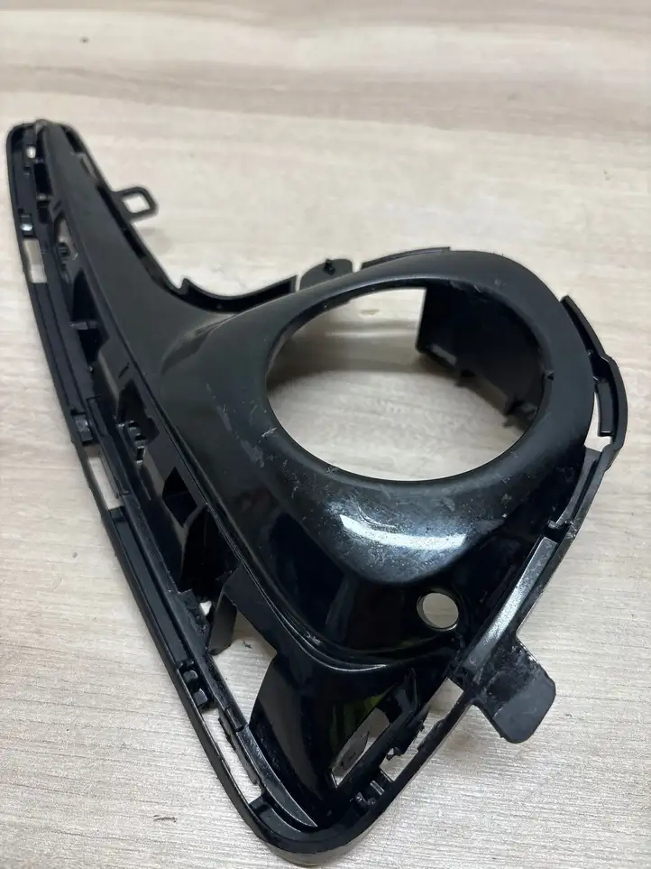 Toyota Yaris (2014 - 2019) 814810d360 Решетка противотуманной фары — фото 2