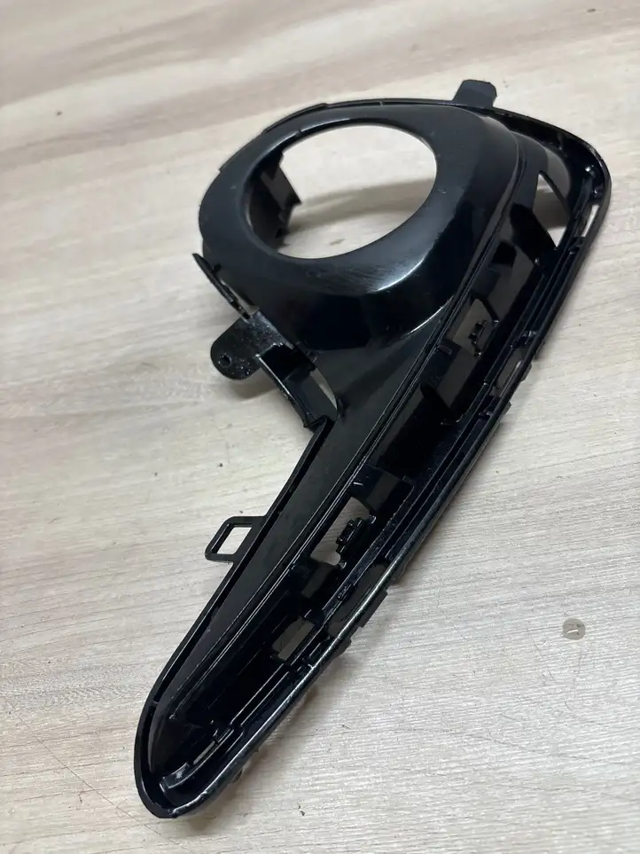 Toyota Yaris (2014 - 2019) 814810d360 Решетка противотуманной фары — фото 4