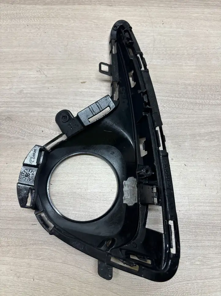 Toyota Yaris (2014 - 2019) 814810d360 Решетка противотуманной фары — фото 5