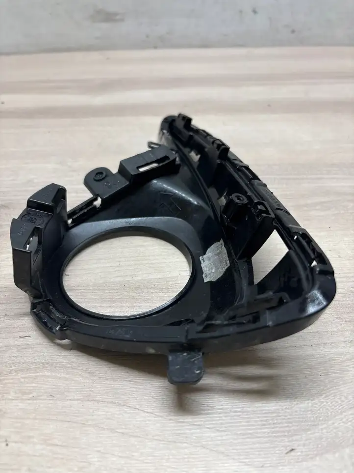 Toyota Yaris (2014 - 2019) 814810d360 Решетка противотуманной фары — фото 6