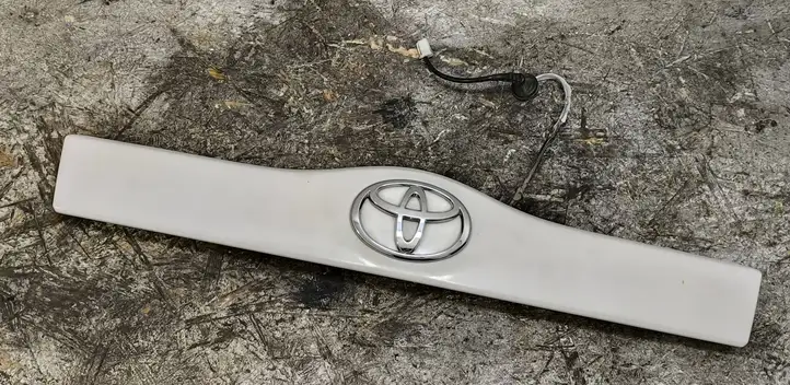 Toyota Prius (XW20) (2003 - 2009) 7680147050 Подсветка номера — фото 1