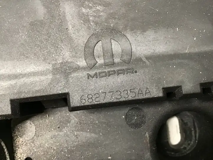Dodge Ram (2018 - ) 68277335AA Крышка ящика предохранителей — фото 2
