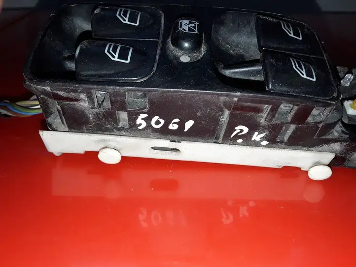Mercedes-Benz C W203 (2000 - 2007) A2038210679 Блок кнопок стеклоподъемников — фото 2