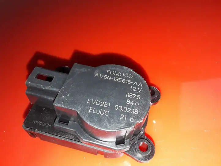 Ford Focus (2015 - 2019) AV6N19E616AA Двигатель задвижки потока воздуха — фото 2