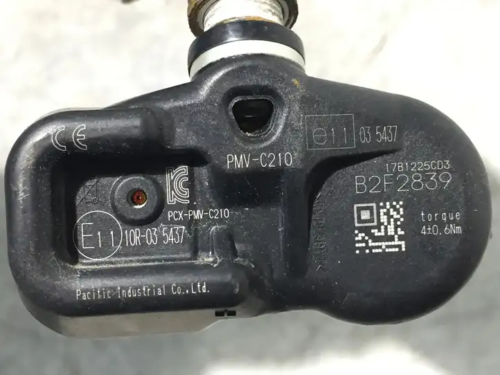 Toyota Yaris (2014 - 2019) E1110R035437 Датчик давления шин — фото 2