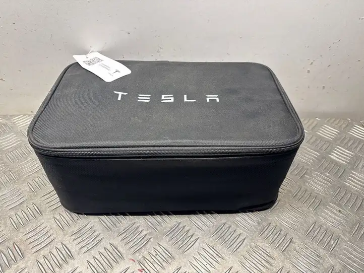 Tesla Model Y (2019 - 2024) 153635600A Съемный буксировочный крюк — фото 2