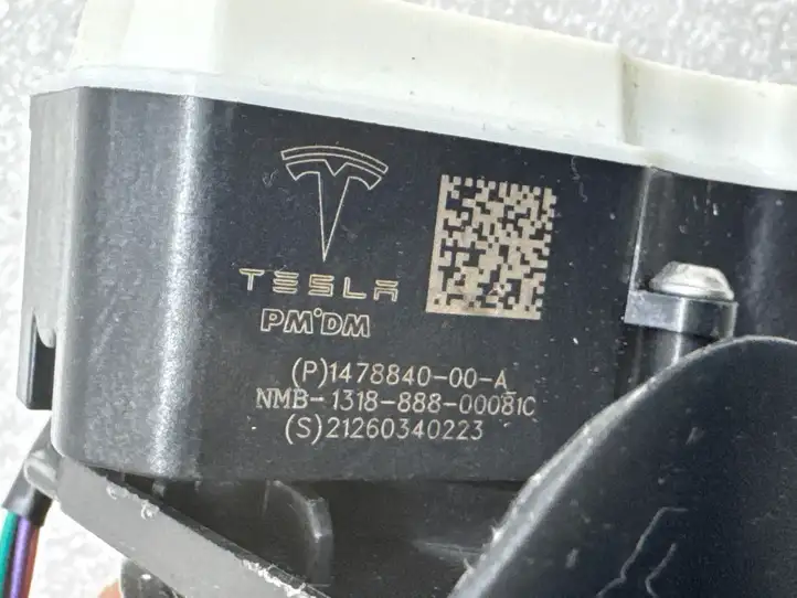 Tesla Model Y (2019 - 2024) 150551400D Крышка зарядного разъема — фото 5