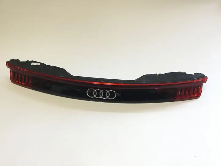 Audi Q8 (2018 - ) 4M8945095E Задний фонарь в крышке багажника — фото 1