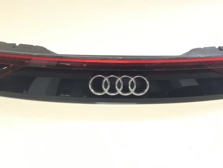 Audi Q8 (2018 - ) 4M8945095E Задний фонарь в крышке багажника — фото 7