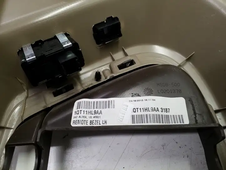 Chrysler Town & Country V (2010 - 2016) 1QT11HL9AA Обшивка раздвижной двери — фото 7