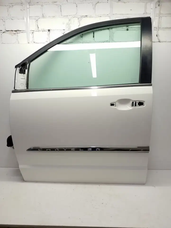 Chrysler Town & Country V (2010 - 2016) Дверь — фото 1