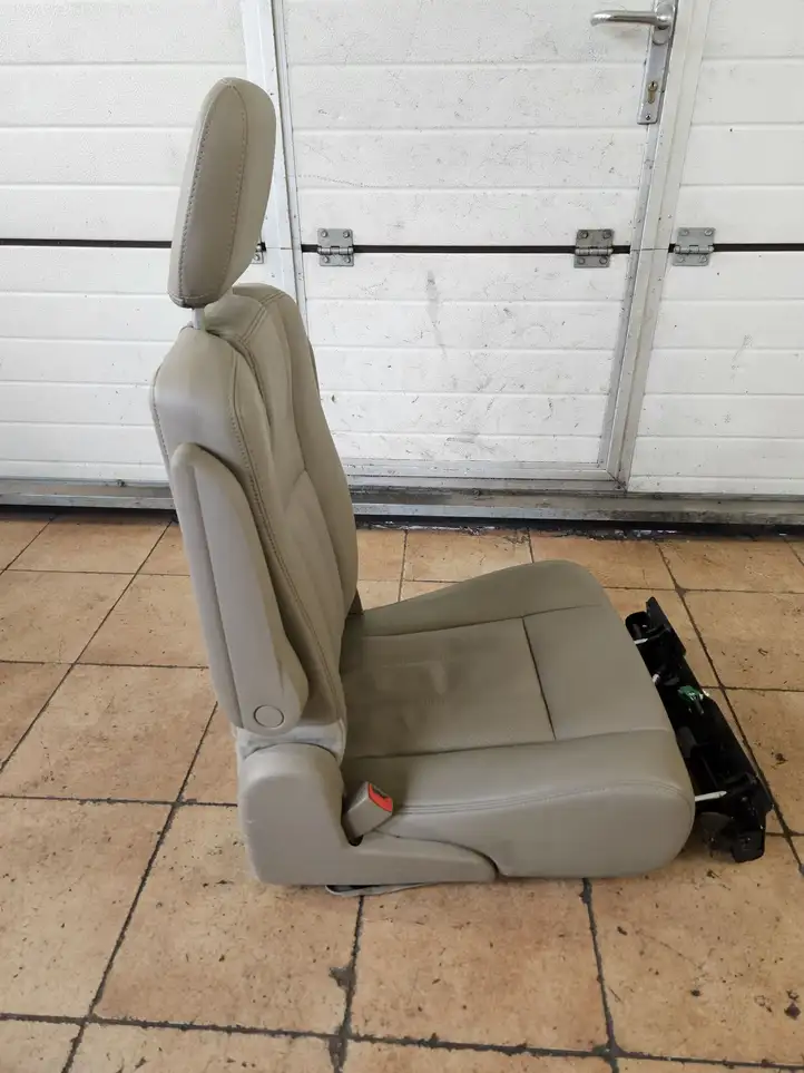 Chrysler Town & Country V (2010 - 2016) Второй ряд сидений — фото 2