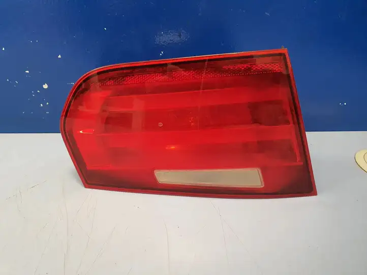 BMW 3 F30 F35 F31 (2012 - 2018) 63217259915 Стекло заднего фонаря (крышка багажника) — фото 1