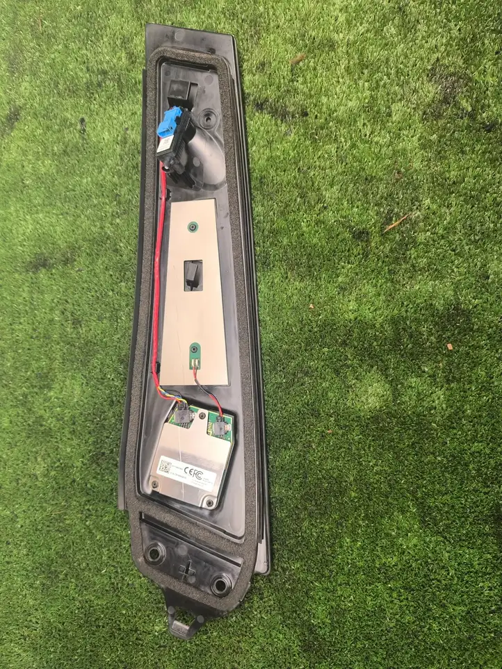 Tesla Model 3 (2017 - 2023) 110925300G Верхняя обшивка стойки B — фото 4