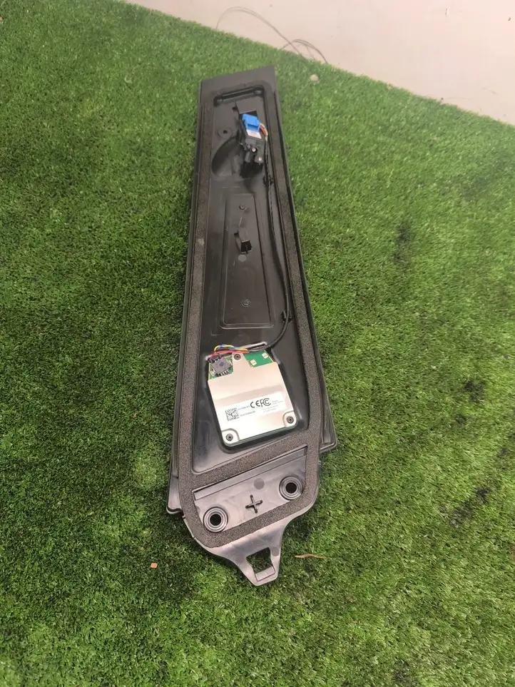 Tesla Model 3 (2017 - 2023) 1089773E Верхняя обшивка стойки B — фото 3
