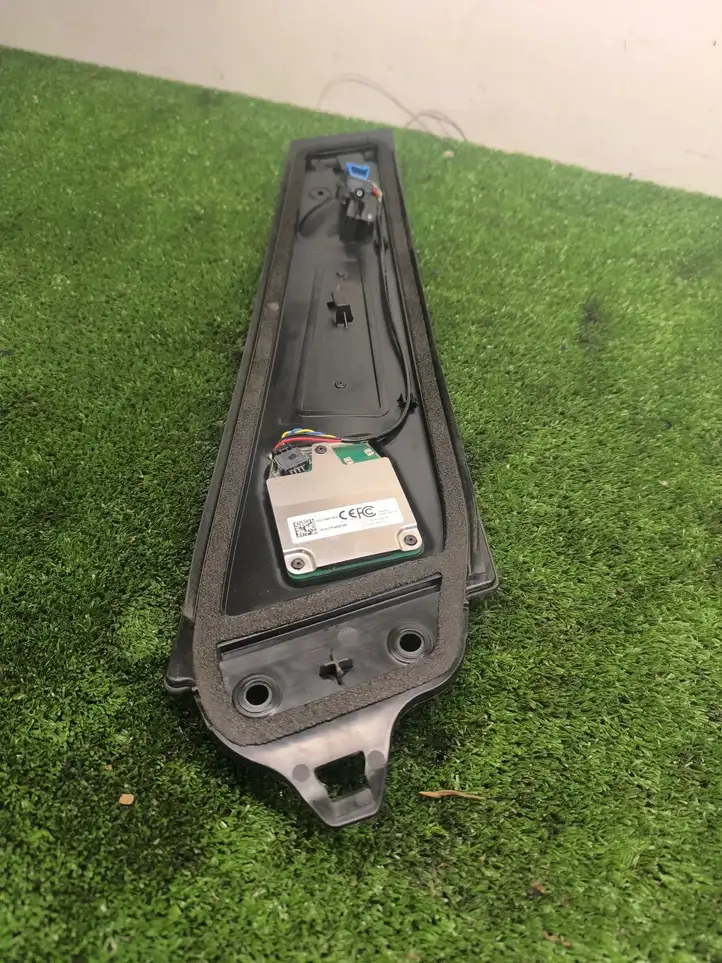 Tesla Model 3 (2017 - 2023) 1089773E Верхняя обшивка стойки B — фото 6