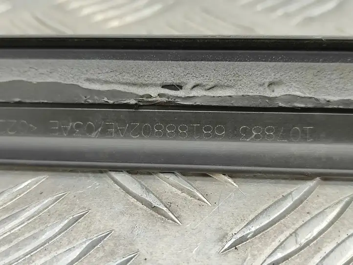 Chrysler Pacifica (2016 - ) 68188802AE Накладка стекла двери — фото 6