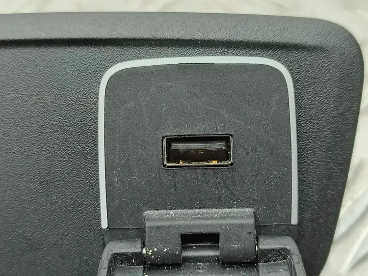 Chrysler Pacifica (2016 - ) 309JNJ357CL USB разъем — фото 4