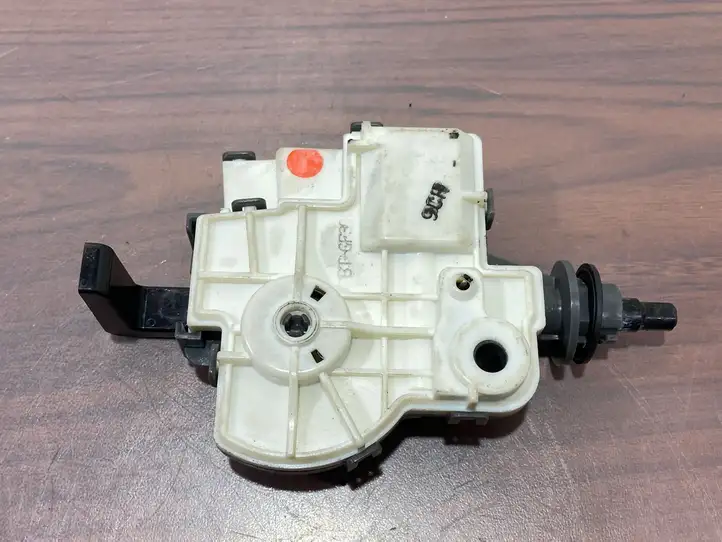 Toyota RAV 4 (XA50) (2018 - ) Замок крышки топливного бака — фото 5