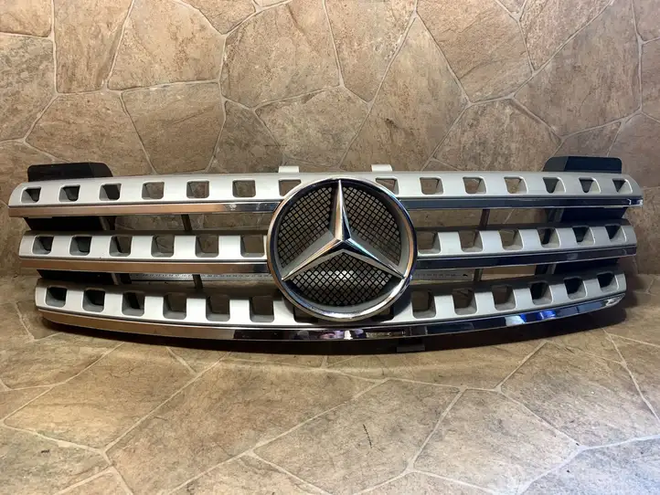 Mercedes-Benz ML W164 (2005 - 2011) A1648880123 Передняя решетка — фото 1