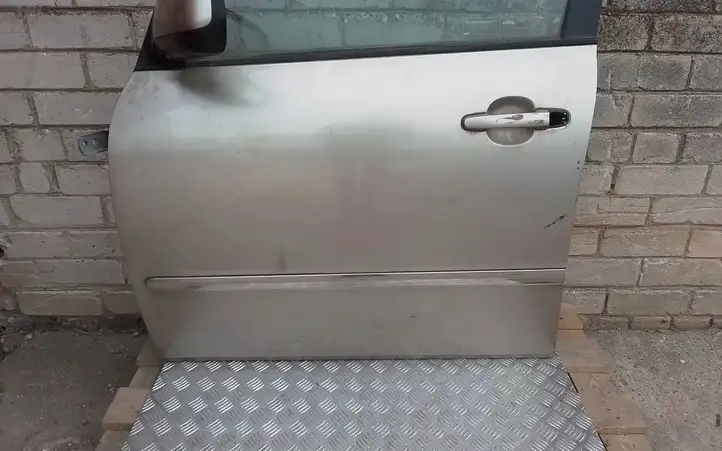 Toyota Avensis Verso (2001 - 2004) Дверь — фото 2