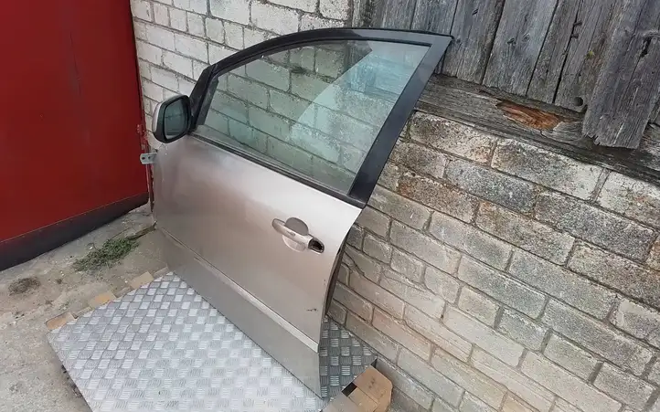 Toyota Avensis Verso (2001 - 2004) Дверь — фото 3