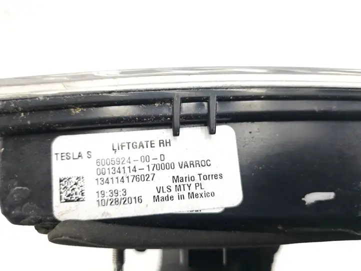Tesla Model S (2016 - 2021) 600592400D Задний фонарь в крышке багажника — фото 8