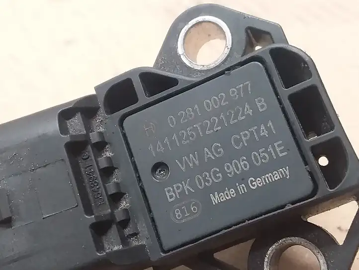 Volkswagen Golf VII (2013 - 2019) 0281002977 Датчик давления воздуха впуска — фото 2