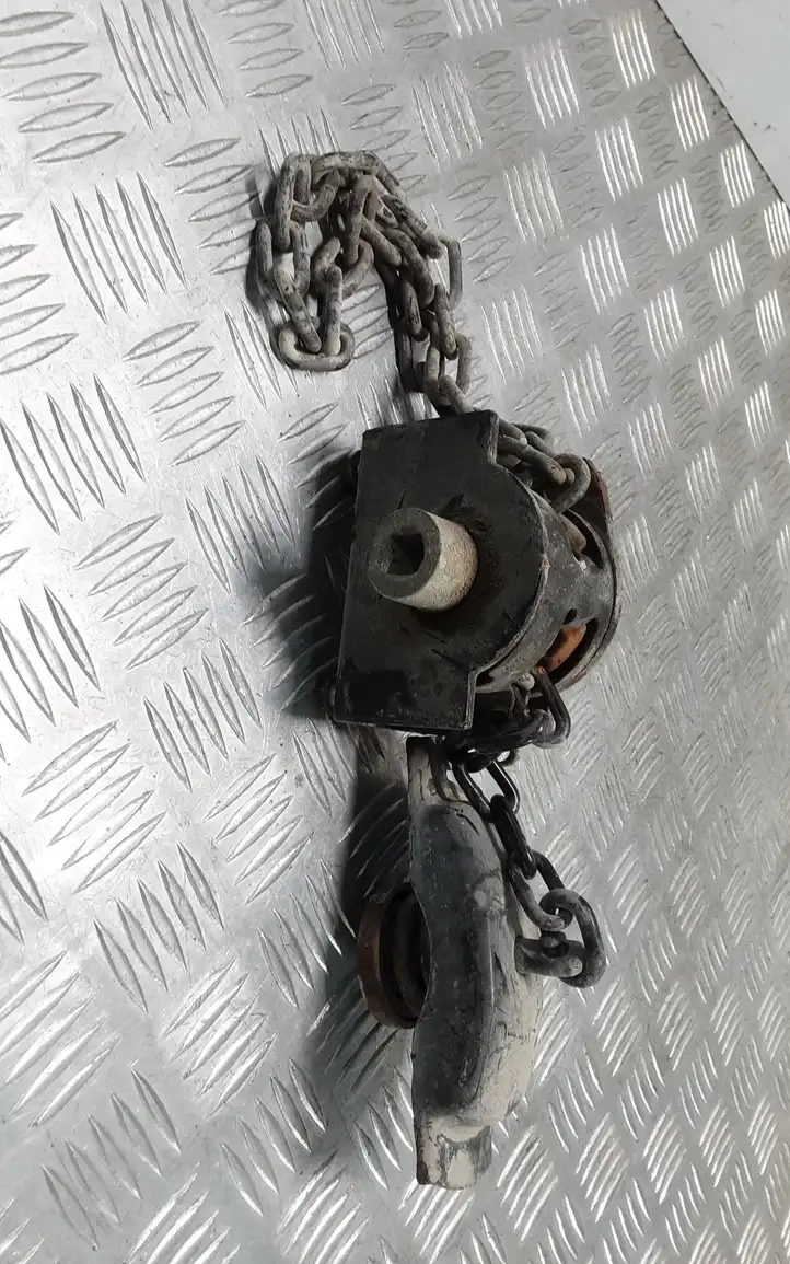 Toyota Land Cruiser (J150) (2009 - ) Кронштейн запасного колеса — фото 1