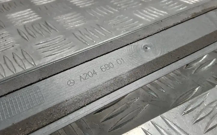 Mercedes-Benz C W204 (2007 - 2014) A2046800135 Внутренняя отделка переднего порога — фото 3