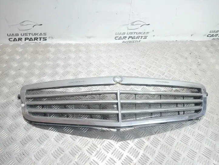 Mercedes-Benz C W204 (2007 - 2014) A2048801283 Верхняя решетка радиатора — фото 1