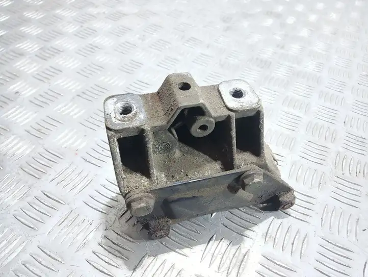 Volkswagen Golf V (2003 - 2009)   Кронштейн крепления коробки передач