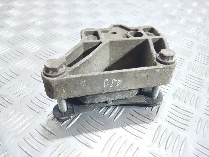 Volkswagen Golf V (2003 - 2009)   Кронштейн крепления коробки передач