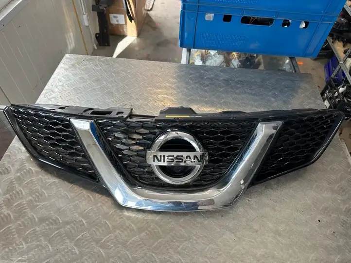 Nissan Qashqai (2013 - 2017) 623104EA2D Верхняя решетка радиатора — фото 1