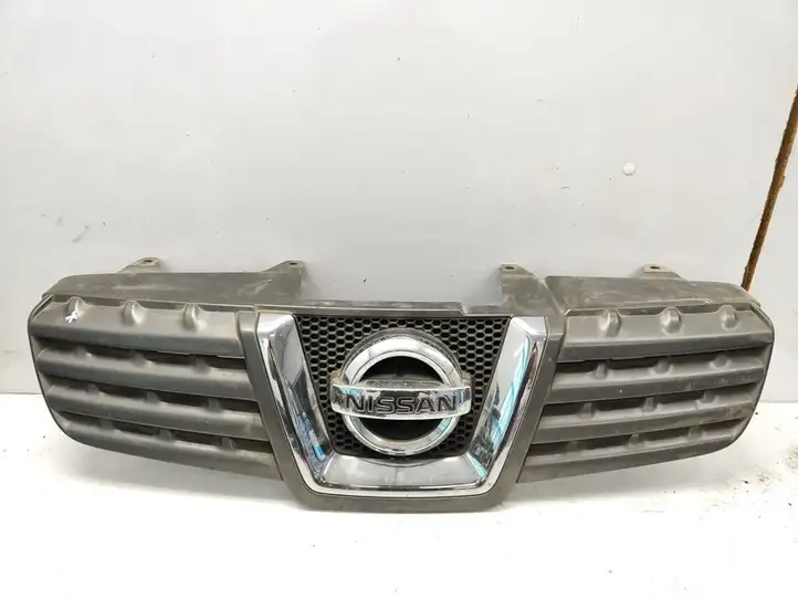 Nissan Qashqai (2006 - 2010) 62310JD00B Верхняя решетка радиатора — фото 1