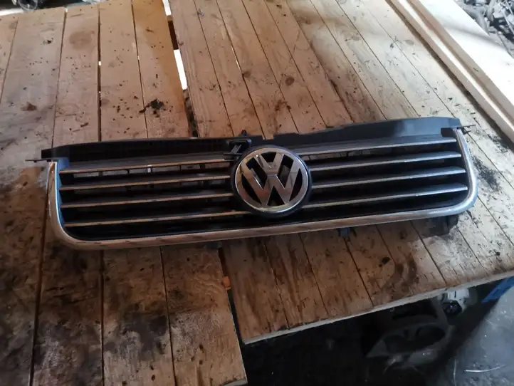 Volkswagen PASSAT B5.5 (2001 - 2005) Верхняя решетка радиатора — фото 1